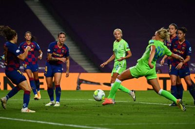 Pernille Harder (i baggrunden) kan se sin svenske holdkammerat, Fridolina Rolfö, score det enlige mål i Champions League-semifinalen mod Barcelona. Foto: Pool/Reuters