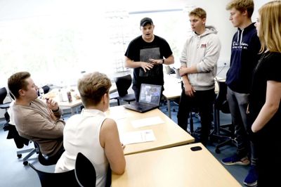 Kasper Lambertsen, Marcus Nørgaard, Malthe Fjordback og Liva Nielsen havde halvandet minut til at overbevise dommerne, underviser Jeanette Møberg og virksomhedsindehaver Michael Pedersen. Foto: Henrik Ole Jensen
