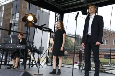 Amalie Bülow Friis og Simon West var blandt de optrædende ved åbningen af festivalen - akkompagneret af Olivera Marinkovic. Foto: Henrik Ole Jensen