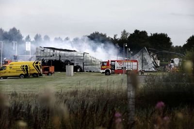 Bilister på Herningmotorvejen har haft frit udsyn til branden, da industribygningen ligger få hundrede meter derfra. Foto: Henrik Ole Jensen