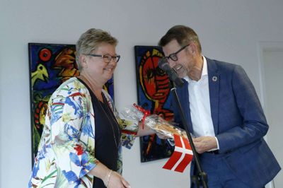 Helge Sander fyldte 70 år i går, så chefredaktør Vibeke Larsen overrakte ham flag og en minikagemand med et foto af Sander selv som ansigt. - Arrangementet i aften er den billigste måde at holde fødselsdag på. I min alder er indtægten svingende, så tak for at vi må være her, sagde han. Foto: Flemming Hansen
