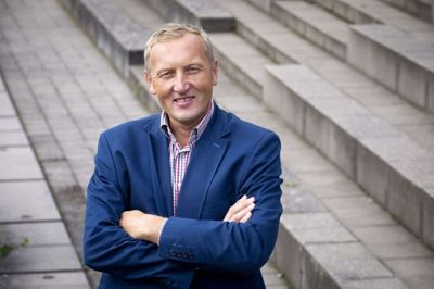 47-årige Denis Shereta har fået opholdstilladelse frem til august 2022. Hans mellemste barn på 14 år er autist og går på Langsøskolen sammen med sin lillesøster på 12 år. Denis Shereta fortæller, at børnene trives godt i skolen, og derfor ønsker at blive og bare have ro til sorgen efter deres mors drukneulykke. Den ældste søn på 19 år går i gymnasiet i Rønde, hvor han også bor. Foto: Martin Ballund