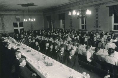 Hvert år fejrede HUFH sin stiftelse ved en stor fest. Billedet er fra 1915, og det er formentlig konfirmander, der sidder ved det første bord. Ved HUFH’s nedlæggelse forleden var der flere medlemmer, der kunne oplyse, at de havde fået et medlemskort til foreningen i konfirmationsgave. Foto: Lokalhistorisk Arkiv Herning