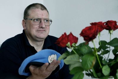 Morgan Volis er førtidspensionist og kæmper for at få stykket en almindelig hverdag sammen i et civilt liv efter mere end 20 år inden for de væbnede styrker. De røde roser på bordet er fra logen i Haraldsgade, hvor han netop er blevet optaget. Roserne var logens gave til hans kone, Mette Mia. Foto: Henrik Ole Jensen