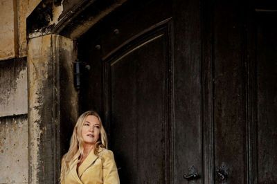 Anne-Grethe Bjarup Riis, der har rødder i Herning, håber, at hendes bog kan fungere som en øjenåbner for alle pårørende, ikke kun dem med meget alvorlige sygdomme inde på livet. For statistikkerne viser, at venner og familie alt for ofte trækker sig tilbage. Foto: Isak Hoffmeyer