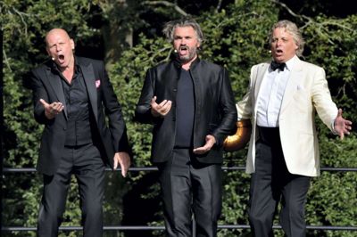 »De tre tenorer« er et internationalt begreb, man også bruger om de tre lokale stjerner - fra venstre Bo Boje Skovhus, Peter Lodahl og Morten Frank Larsen - hvoraf kun den ene faktisk er tenor. Der blev gået til vaflerne på scenen, der blev sunget igennem, der gik faglig hanekamp i koncerten, og så virkede det til, at de rent faktisk morede sig i hinandens selskab. Publikum fik til gengæld en sublim oplevelse. Foto: Ole Jørgensen/Herning Opera Festival