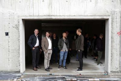 Fire byrådspolitikere i betonramme. Det er fra venstre Carl Jensen (V), Ib Lauritsen (V), Kasper Pauli (S) og Thomas Østergaard (V).