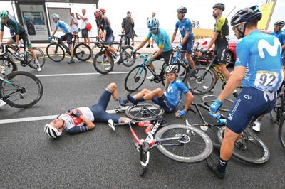 Rigtig mange ryttere var en tur i asfalten under første etape af Tour de France. En af dem var Niklas Eg (liggende), der udover nogle knubs slap med skrækken. Foto: Stephane Mantey/Pool/AFP