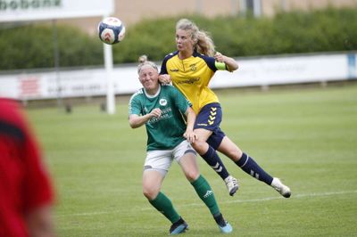 Anfører Kirstine Lykke (t.h.) scorede tre af målene, da Vildbjergs kvinder lørdag vandt i Aalborg. Den 19-årige angriber er nu delt topscorer i 1. divisionspuljen. Foto: Flemming Hansen