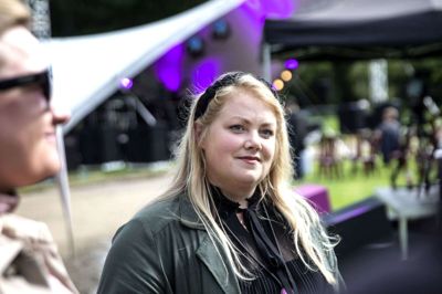 Fingeren på pulsen
Hvem kan levere kaffe og rundstykker til flere hundrede mennesker søndag morgen i Sdr. Anlæg? Det var blot et af de mange spørgsmål, der dukkede op på Line Nordentofts tjekliste. Publikum vil have bemærket den unge kvinde, der konstant gik rundt på sidelinjen ved den netop afviklede operafestival. Hun er ansat på Den Jyske Sangskole og har fungeret som projektleder for operafestivalen. Sagt på en anden måde: Når komiteen bag festivalen soler sig i publikums ros, så skylder de i virkeligheden Line Nordentoft en stor tak for at holde styr på de mange detaljer. Og for at kunne navigere, når der konstant opstår nye udfordringer. Svaret på det indledende spørgsmål var i øvrigt MCH’s køkken og Brøndums Bageri. De sørgede for, at publikum til arrangementet »Syng i Sdr. Anlæg« kunne lade sig traktere, mens tonerne bredte sig ud over ikke blot Sdr. Anlæg, men også de nærmeste gader. Foto: Tom Laursen