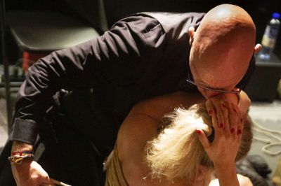 En af weekendens 30 workshops til »Kink Convention« hos KinkClub i Herning var med bondage. Kvinden får bundet et reb rundt om sig, som strammer til om lungerne - og dermed luftvejene, så det bliver sværere og sværere at trække vejret. I rummet sker det samme med flere kvinder. Foto: Tom Laursen