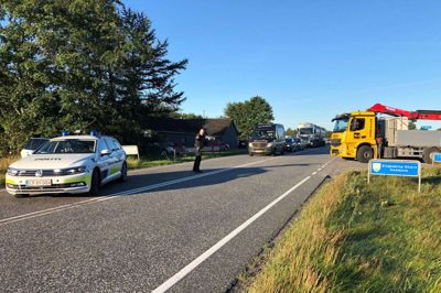 Trafikken var spærret ved kommuneskiltet på grænsen mellem Herning og RIngkøbing-Skjern Kommune 1. september om morgenen, da en 49-årig mand på cykel blev kørt ned af en bil. Nu er cyklisten afgået ved døden. Foto: Henrik Lind Jørgensen