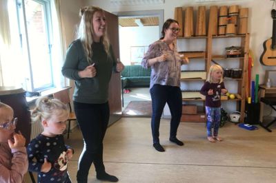 Ud over violin og cello tilbyder musikskolen også et nyt musikhold for børn fra fire til seks år i Kibæk. I går eftermiddags var første gang, og den stod på sang, dans og sjov. Foto: Privatfoto