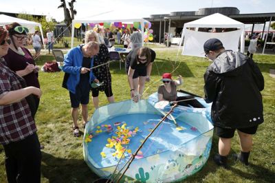 Cirka 600 handicappede med ledsagere skulle efter planen have moret sig til Sansefestival i Brande 13. maj. Men så kom coronavirus og lukkede landet ned. Gennem flere måneder var der ikke meget sjov i hverdagen til borgere på socialpsykiatriske botilbud og andre botilbud. Det samme var tilfældet på plejecentre, hvor de ældre beboere blev underlagt strenge besøgsrestriktioner. Derfor vedtog et flertal i Folketinget som en del af en hjælpepakke at afsætte penge til blandt andet endagsture og andre oplevelser hos samfundets svage grupper. Billedet er fra Sansefestival 2018. Foto: Flemming Hansen