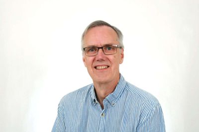 Svend Erik Dejbjerg kan fejre 40 år på Herningsholm Erhvervsskole & Gymnasier. Et jubilæum, der blandt andet har tildelt den erfarne underviser dronningens fortjenstmedalje. Foto: PR-foto