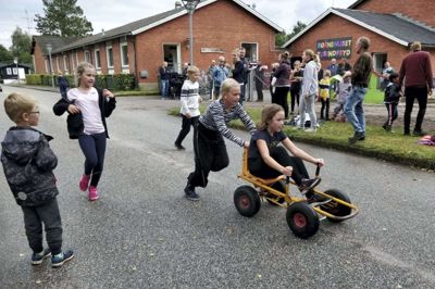 For et par måneder siden var der mooncar-sponsorløb i Fasterholt-institutionen Tusindfryd, som har stigende børnetal og nu også får kommunal støtte. Foto. Privatfoto