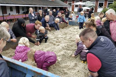Der blev gravet guld i en kæmpe sandkasse, da institutionen Tusindfryd i Fasterholt holdt sommerfest i fredags. Foto: Privatfoto