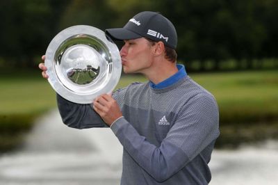 Rasmus Højgaard poserer med trofæet efter weekendens golf-sejr, der indbragte næsten 1,2 millioner kroner i præmiepenge. Foto: Ritzau Scanpix