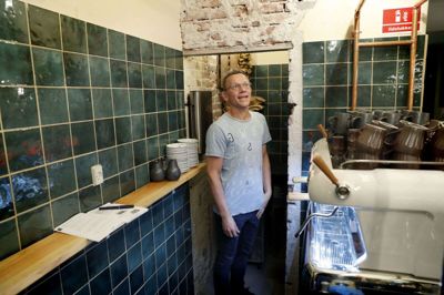 Thomas Mikkelsen havde store drømme for Gastromekka i Strøgcentret, som ofte har samlet mange gæster. Nu slutter madeventyret for denne gang, og ifølge Thomas Mikkelsen skyldes det blandt andet usikkerheden efter coronapandemien. Her ses han i renoveringsfasen inden åbningen. Foto: Flemming Hansen