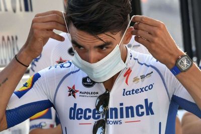 Julian Alaphilippe og de øvrige Tour de France-ryttere er isoleret i en boble og bærer mundbind overalt, hvor de færdes. Foto: Marco Bertorello/Ritzau Scanpix