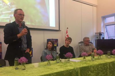 Bjarne Svendsen ved mikrofonen på dialogmødet sidste år på Fjelstervang Skole. Til højre for ham formanden for skolestrukturudvalget af byrådets børne- og familieudvalg Trine Ørskov (S). De og udvalget kan ikke blive enige om en anbefaling af, hvordan folkeskolen skal se ud i fremtiden. Foto: Ole Skydt
