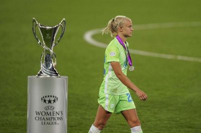 En skuffet Pernille Harder måtte gå tomhændet forbi Champions League-trofæet efter søndagens finalenederlag med tyske Wolfsburg. Landsholds-angriberen fra Tulstrup satser på, at hun kan vinde titlen - og andre mesterskaber - med sin nye klub, storsatsende Chelsea FC. Foto: Ritzau/Scanpix