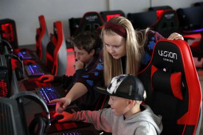 Der skal bare lige trækkes internet til dem, og så er de 12 nye computere klar til brug, fortæller lærer Simone Rasmussen. To af dem er til lærerne, mens de resterne 10 gaming-computere er til Jens Wilhelm Bang, Stine Madsen og de andre elever, som skal være med i E-sports-valgfaget. Foto: Flemming Hansen