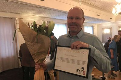 Journalist Bo Lundgaard blev her til aften hædret med »Den Gyldne Blok« for sine artikler om miljøskandalen i Rind Plantage. Prisen blev overrakt af tidligere folkebladskollega Allan Boye Thulstrup, der i dag er næstformand i Dansk Journalistforbund. Kåringen skete på journalistkredsens generalforsamling, der blev holdt på Hotel Eyde i Herning. Generalforsamlingen skulle være holdt i marts, men blev udskudt på grund af corona. Foto: Lene Sejerkilde