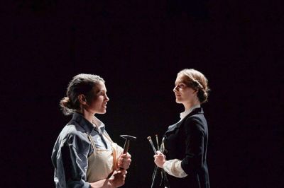 Team Teatret præsenterer en helt ny forestilling, hvor musik og sang supplerer skuespillet i et drama om og med kunstneren Else Alfelt, der ville være fyldt 110 år i september. Foto: Mingo Photo