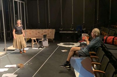 Ebbe Støvring Knudsen instruerer på Team Teatret. Foto: Team Teatret