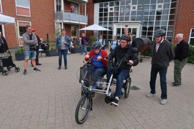 Johannes Hansen (t.h.) er færdig med jomfruturen, og nu skal Niels Christian Riis ud at køre med Ella Svendsen. I baggrunden til venstre ses blandt andre Henrik Stougaard fra Vildbjerg Cykler og Karin Sandgaard fra Kastaniegårdens vennekreds. Foto: Henrik LInd Jørgensen