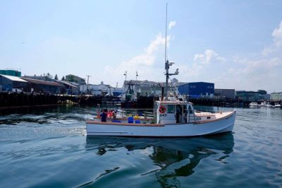 Gloucester ligger ved en stor naturlig havn, der siden har præget indbyggernes liv. Søfart og fiskeri har været blandt de vigtigste erhverv i århundreder, ligesom der angiveligt er blevet bygget skibe i byen siden begyndelsen af 1700-tallet.