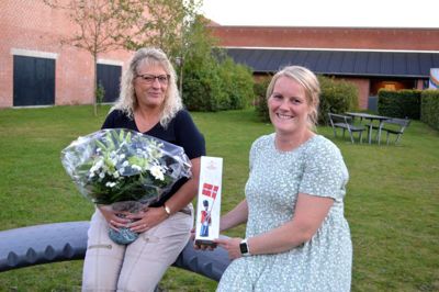 Lillian Rygaard Jensen, (t.v.) har i 25 år skabt livsglæde og bevægelse på halgulvet i Ikast Gymnastikforening, Hun ville gerne have fejret det på årets højtidsdag: Forårsopvisningen, men måtte tage til takke med at blive fejret af medinstruktører og bestyrelse i foreningen. Til højre ses Ikast Gymnastikforenings formand Mette Göte. Foto: Laila Kempel