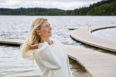 Emilie Uttrup var på besøg hjemme i Silkeborg for nyligt. Her bor hendes forældre stadig i Hvinningdal, men coronaen har gjort, at det er otte måneder siden, at Emilie Uttrup var hjemme fra Portugal sidst. Det var et dejligt gensyn med familien og Silkeborg, selvom der dog ingen surfbølger er på søen ved Østre Søbad. Foto: Jakob Stigsen Andersen