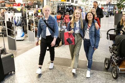Sådan plejer det at se ud, når de glade konfirmander besøger herningCentret til en god omgang shopping på Blå Mandag. Foto: Tom Laursen