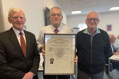 Karl Simonsen (t.v.), Heine Henriksen og Poul Andersen (t.h.) er alle såkaldte chartermedlemmer, som i sin tid underskrev charterbrevet og skabte Lions Club Aulum. Foto: Camilla Abildgaard Norup