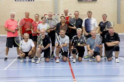Alle 16 deltagere i klubmesterskaberne samlet til fællesfoto. Nummer et og to i mesterskaberne blev henholdsvis Rene Vejen Jensen og Guillaume Etourneau, som er nummer fire og ni fra højre i bagerste række. Foto: Henrik Ole Jensen