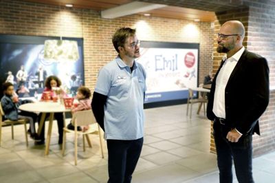 Projektleder Rasmus Steenberg (t.v.) var lørdag ansvarlig for afviklingen af dagens show - her sammen med Nicki Quist, der er leder af messecentrets kulturafdeling. Foto: Henrik Ole Jensen