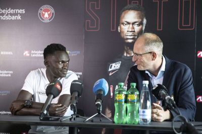 Pione Sisto er tilbage i FCM. På et pressemøde på MCH er han præsenteret. Her sidder han samme med sportsdirektør Svend Graversen. Foto: Tom Laursen