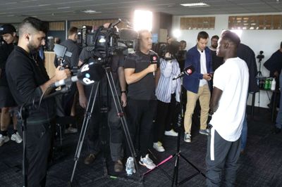 Pione Sisto måtte igennem en stor mængde interviews, da han blev præsenteret i FC Midtjylland i går. Men i dag begynder arbejdet på den scene, den 25-årige Tjørring-dreng holder mere: Træningsbanen. Foto: Tom Laursen