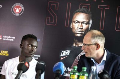 Mens Pione Sisto forhandlede med FC København, gav vrede medlemmer af Facebooksiden FC Midtjylland Forum udtryk for, at de ønskede alt muligt grimt for den 25-årige fodboldspiller. Sisto endte dog ikke i København, men vendte »hjem« til FC Midtjylland. Her sidder han sammen med sportschef Svend Graversen. Foto: Tom Laursen