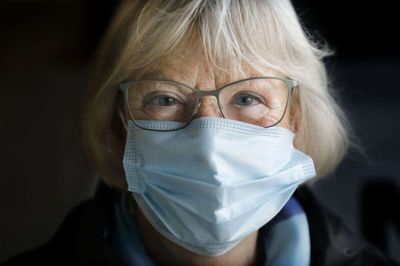 Eva Larsen, 72 år, Nyborg:
- Jeg tror ikke selv ret meget på mundbind. Jeg tror på afstand og god håndhygiejne, men jeg gider ikke tage diskussionen, så derfor gør jeg det bare. Mundbind er varmt og ubehageligt. Og så er det besværligt, når man som jeg bruger både briller og høreapparat. Brillerne dugger, men det er der jo ikke noget at gøre ved. Det er lang tid at sidde med det, når man skal fra Nyborg til Herning, hvor jeg skal deltage i en fødselsdag.