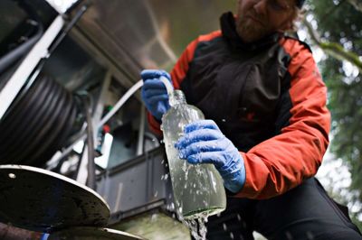Her er en miljømedarbejder fra Region Midtjylland i færd med at tage vandprøver fra en boring. Foto: Niels Åge Skovbo