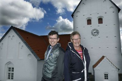 Hvis man træder i Jens Mølgaard og Bodil Hagelskjærs sted, er der en fantastisk udsigt ud over en kuperet kirkegård ved Timring Kirke og hedelandskab i det fjerne. Nu har de to erfarne medlemmer af menighedsrådet for Timring og Tiphede udsigt til andre beskæftigelser i fritiden. Foto: Henrik Ole Jensen