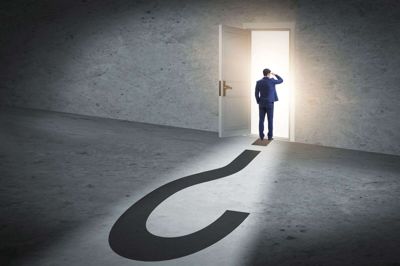 Hos mange virksomheder er der flere spørgsmål end svar lige nu. Erhvervs-rådets direktør giver sine råd til, hvordan man navigerer under corona-krisen. Foto: Adobe Stock