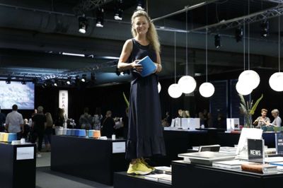 Louise Byg Kongsholm ser ikke den grå farve vinde frem, selv om verden er i en krisetid. Foto: Henrik Ole Jensen