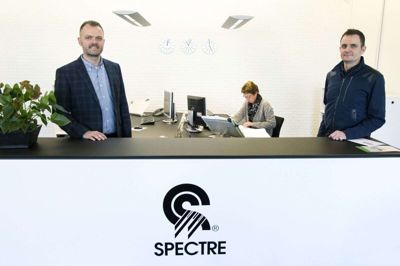 Udover at opretholde produktionen, var der en anden gevinst ved, at Spectre gik sammen med tre andre om at lave engangskitler til Region Hovedstaden. De kunne ifølge Jesper Klausen(t.v.) holde på medarbejderne på systuen i Letland.
- Letland er et ret lille arbejdsmarked, og hvis medarbejderne ikke kan få arbejde, kan de være svære at få tilbage, når produktionen vender igen, forklarer han. Foto: Tom Laursen