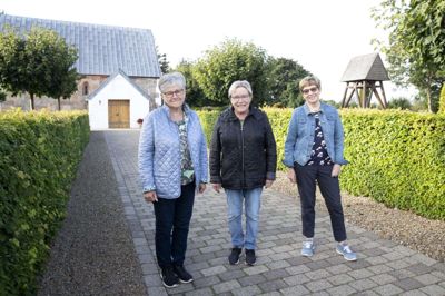 Der er forskellige poster i menighedsrådet. Birthe Skærbæk (t.v.) er afgående formand, mens Birte Mørup er næstformand og kontaktperson for menigheden og kirkens medarbejdere, og Dorte Aagaard Arntsen (t.h.) er kirkeværge. Foto: Tom Laursen