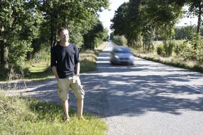 En gruppe ihærdige borgere kæmper for at etablere en multisti mellem Bording og Bording Kirkeby, men de løber panden mod en mur på grund af den nuværende procedure. Fonde vil ikke støtte etableringen af en sti på lejet jord, og det kommunale tilskud kan ikke bruges til køb af jord, før fondspengene er i hus. Her ses formanden for »Multistilauget - Bording Sogn«, Martin Skøtt, ved Klochsvej, hvor multistien skal øge trafiksikkerheden for de bløde trafikanter. Foto: Tom Laursen