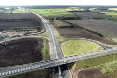 Der mangler lidt autoværn og enkelte steder med afstribning, inden Haderup Omfartsvej kan åbne fredag 2. oktober. Der skal også opsættes skilte og tavler. Hastighedsbegrænsningen bliver 100 kilometer i timen. Her ses vejen, hvor Viborgvej - rute 16 - føres over vest for Bjergby. Til venstre i billedet ses Vejdirektoratets tilsynskontor, som bliver fjernet inden årets udgang. Foto: Tom Laursen